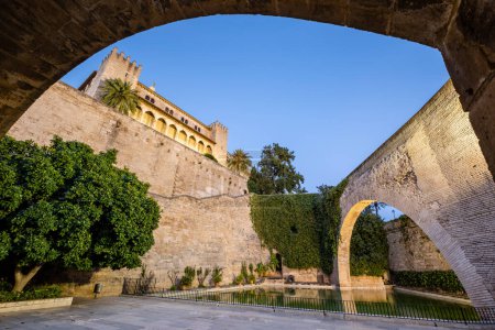 Téléchargez les photos : La Almudaina, Alcazar royal de la ville de Palma de Majorque, Îles Baléares, Espagne - en image libre de droit