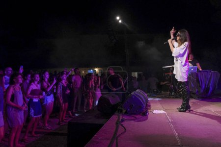 Téléchargez les photos : Concert de Queralt Lahoz, Festival La lluna en Vers, Sant Joan, Majorque, Îles Baléares, Espagne - en image libre de droit