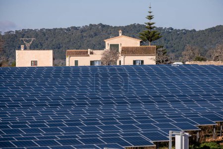 Téléchargez les photos : Parc photovoltaïque de Buniferri, petite maison face à une mer de plaques solaires, Llucmajor, Majorque, Îles Baléares, Espagne - en image libre de droit