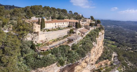 Téléchargez les photos : Sanctuaire Sant Honorat, sur les falaises escarpées de Puig de Cura, Algaida, Majorque, Îles Baléares, Espagne - en image libre de droit