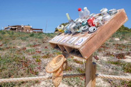Foto de Reciclaje de residuos, Es Arenals, Playa de Migjorn, Formentera, Islas Pitiusas, Comunidad Baleares, España - Imagen libre de derechos