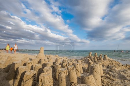 Foto de Jugando con arena, Playa de Sa Rapita, Área Natural Protegida, Campos, Mallorca, Islas Baleares, España, Europa - Imagen libre de derechos