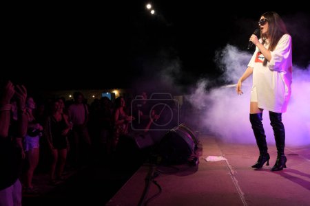 Téléchargez les photos : Concert de Queralt Lahoz, Festival La lluna en Vers, Sant Joan, Majorque, Îles Baléares, Espagne - en image libre de droit