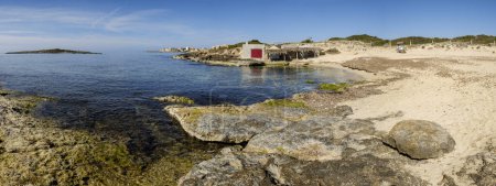 Foto de Can Curt beach and fisher house, Ses Salines, Mallorca, Islas Baleares, España - Imagen libre de derechos