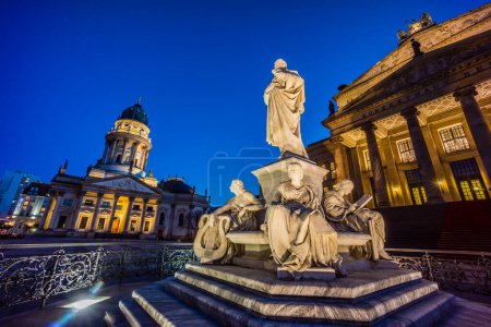Téléchargez les photos : Monument à Schiller devant le Konzerthaus et le Deutscher Dom (cathédrale allemande). Gendarmenmarkt (Carmed Market), Berlin, Allemagne, Europe - en image libre de droit