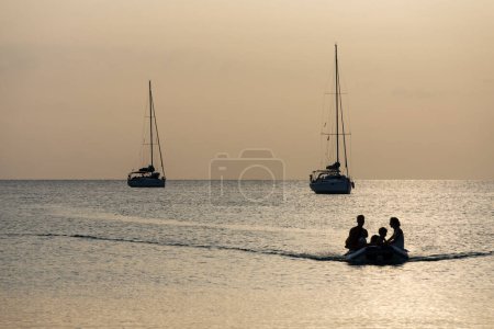 Téléchargez les photos : Yachts ancrés et bateau approchant, plage Es Carbo. Majorque. Îles Baléares. Espagne. - en image libre de droit
