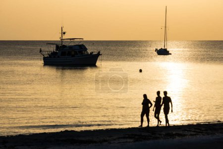 Téléchargez les photos : En marchant au coucher du soleil, c'est Carbo Beach. Majorque. Îles Baléares. Espagne. - en image libre de droit