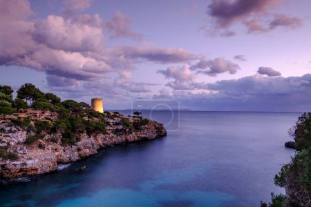 Foto de Torre de Cala Pi, siglo XVI, utilizado para defender la entrada a la bahía, cala Pi, Mallorca, islas baleáricas, España, Europa - Imagen libre de derechos