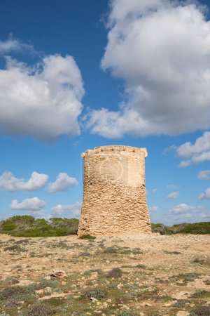 Foto de Watchtower of S Estalella, año 1577, S 'Estalella, Llucmajor, Mallorca,, islas baleáricas, España, Europa - Imagen libre de derechos