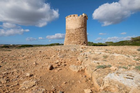 Foto de Watchtower of S Estalella, año 1577, S 'Estalella, Llucmajor, Mallorca,, islas baleáricas, España, Europa - Imagen libre de derechos