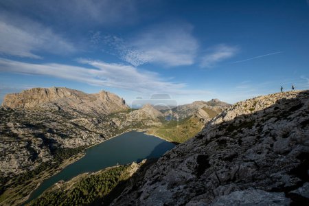 Téléchargez les photos : Randonneurs sur la crête du Puig de Rateta avec le Puig Major en arrière-plan, Escorca, Majorque, Îles Baléares, Espagne - en image libre de droit