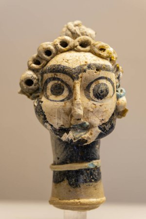Foto de Colgante en forma de cabeza de hembra, de Cartago, 3er centavo. BCE, Museo Nacional de Cartago, El Coliseo, Roma, Lacio, Italia , - Imagen libre de derechos