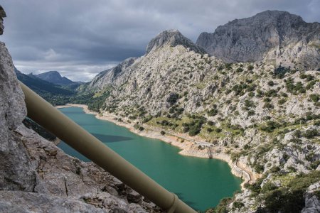 Téléchargez les photos : Pipeline pour pomper et transférer l'eau vers le réservoir Cuber, Gorg Blau, réservoir artificiel d'eau, Escorca, Majorque, Îles Baléares, Espagne - en image libre de droit