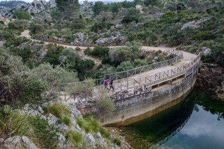 Téléchargez les photos : Walkers on the route of Lavanor, Mortix, Escorca, Mallorca, Balearic Islands, Spain - en image libre de droit