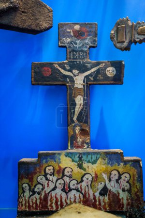Foto de Altar cruz con purgatorio, madera policromada, siglo XVII, Perú, Museo Sa Bassa Blanca (msbb - Imagen libre de derechos