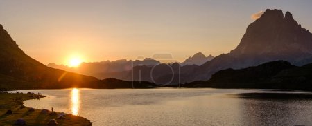 Foto de Primera luz en el frente matutino Midi d Ossau, lago Gentau, recorrido por los lagos Ayous, Parque Nacional de los Pirineos, Pirineos Atlánticos, Francia - Imagen libre de derechos