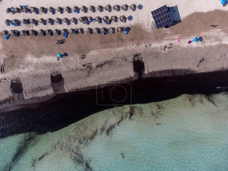 Foto de Sombrillas para turistas, Sa Rapita vista aérea de playa, Campos, Mallorca, Islas Baleares, España - Imagen libre de derechos