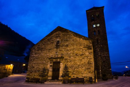 Foto de Iglesia parroquial dedicada a Santa María, entre los siglos X y X, Vilamos, Valle de Aran, Catlunya, Cordillera de los Pirineos, España, Europa - Imagen libre de derechos