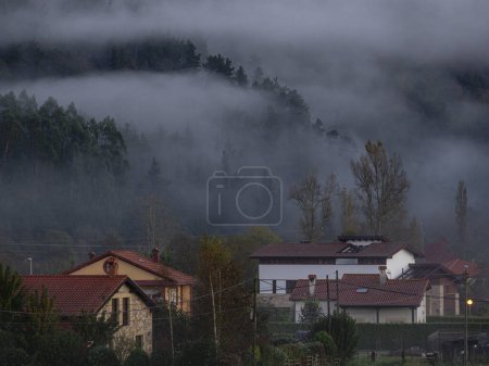 Foto de Niebla matutina, Ucieda, Parque Natural de Saja-Besaya, Cantabria, España - Imagen libre de derechos