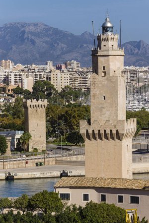 Foto de Torre Paraires y Torre Señal del Faro de Porto Pi, siglo XV, declarada Monumento Histórico-Artístico el 14 de agosto de 1983. Palma, Mallorca, Islas Baleares, España - Imagen libre de derechos