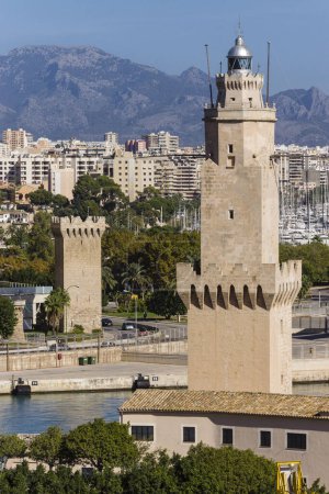 Foto de Torre Paraires y Torre Señal del Faro de Porto Pi, siglo XV, declarada Monumento Histórico-Artístico el 14 de agosto de 1983. Palma, Mallorca, Islas Baleares, España - Imagen libre de derechos