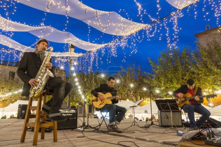 Foto de Concierto musical en el mercado navideño, Parroquia de Santa Maria de Robines, Binnisalem, Islas Baleares, España - Imagen libre de derechos