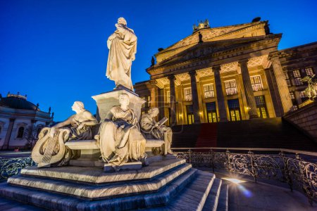 Téléchargez les photos : Monumento a Schiller frente al Konzerthaus  y Deutscher Dom (Catedral Alemana). Gendarmenmarkt (Mercado de los Gendarmes) ,  Berlin, Alemania, europe - en image libre de droit