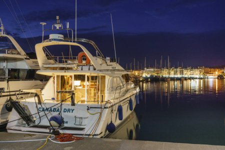 Foto de Yate de lujo, enbarcaciones de recreo, puerto de Alcudia, Mallorca, islas baleares, España - Imagen libre de derechos