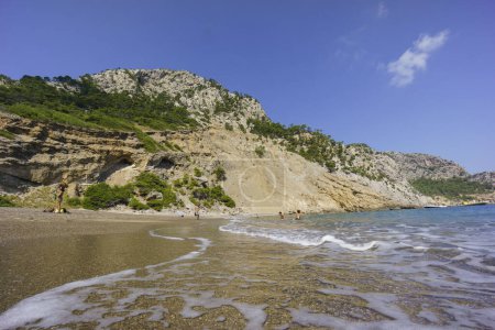 Foto de Playa de Es Coll Baix, a los pies del Puig de Sa Talaia, Alcudia, islas baleares, España - Imagen libre de derechos