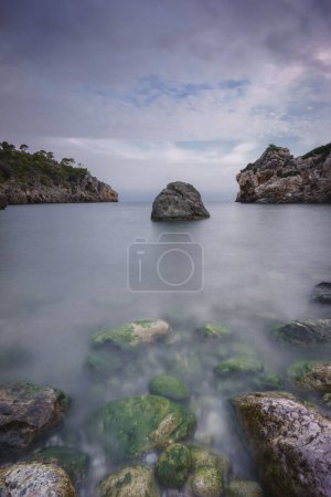 Foto de Cala de Deia, sierra de Tramuntana, islas baleares, España - Imagen libre de derechos