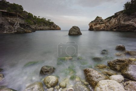 Foto de Cala de Deia, sierra de Tramuntana, islas baleares, España - Imagen libre de derechos