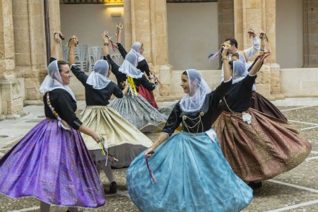 Téléchargez les photos : Baile de boleros tradicionales mallorquines, claustro de Sant Bonaventura, Llucmajor, islas baleares, Espagne - en image libre de droit