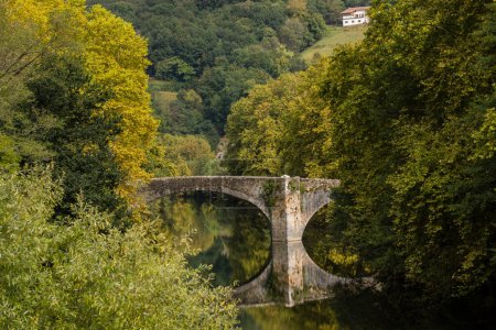 Foto de Puente de piedra sobre el rio Bidasoa, Vera de Bidasoa, comunidad foral de Navarra, España - Imagen libre de derechos