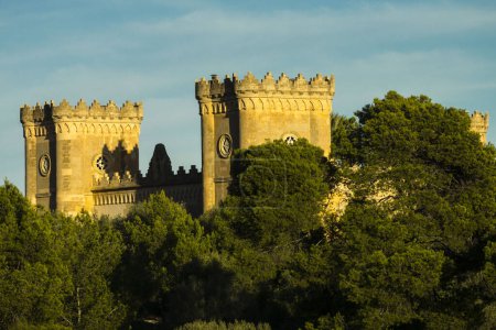Foto de Castillo de Bendinat, construido en el siglo XIX por el Marqués de la Romana siguiendo el estilo gótico, Bendinat, Calvia, Mallorca, Islas Baleares, España - Imagen libre de derechos