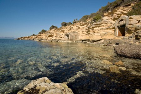Foto de En barcos en la costa de arenisca erosionada, Ca los Camps. Arta.Mallorca. España - Imagen libre de derechos