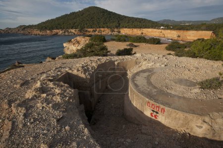 Téléchargez les photos : Enplazamiento de antiguas baterias de artilleria.Sa Caleta.Ibiza.Balearic islands.Spain. - en image libre de droit