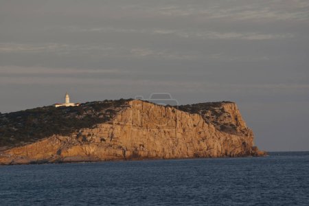Téléchargez les photos : Faro de la isla Conillera.Parque naturel Cala Bassa-Cala Compte.Ibiza.Îles Baléares Espagne. - en image libre de droit