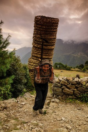Téléchargez les photos : Farmer, Chaurikharka. Sagarmatha National Park, Khumbu Himal, Nepal, Asia. - en image libre de droit