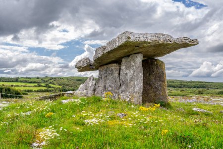 Foto de Dolmen of Poulnabrone, probably between 4200 a. C. and 2900 a. C., The Burren, County Clare, Ireland, United Kingdom - Imagen libre de derechos