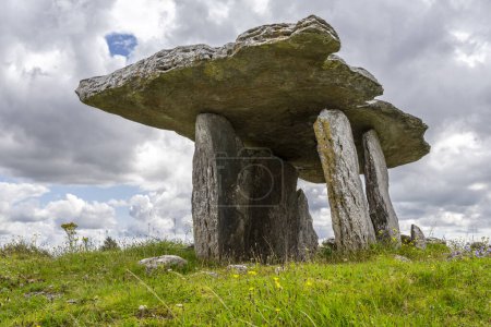 Foto de Dolmen of Poulnabrone, probably between 4200 a. C. and 2900 a. C., The Burren, County Clare, Ireland, United Kingdom - Imagen libre de derechos