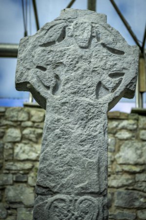 Foto de Figure of Christ, Kilfenora Medieval Cathedral (Saint Fachtnanrsquo), Doorty Cross, The Burren, County Clare, Irlanda, Reino Unido - Imagen libre de derechos