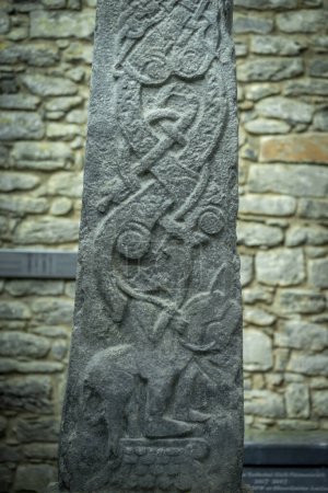 Foto de Donkey and a rider sitting sideways, Kilfenora Medieval Cathedral (Saint Fachtnanrsquo), Doorty Cross, The Burren, County Clare, Irlanda, Reino Unido - Imagen libre de derechos