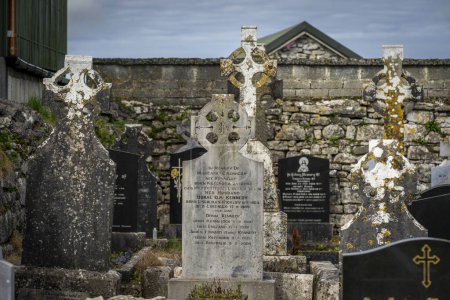 Foto de Celtic crosses in the cemetery, Kilfenora Medieval Cathedral (Saint Fachtnanrsquo), The Burren, County Clare, Irlanda, Reino Unido - Imagen libre de derechos