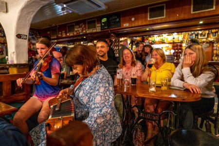 Téléchargez les photos : Celtic music group in a Pub, Doolin, County Clare, Irlande, Royaume-Uni - en image libre de droit