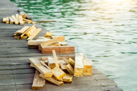 Téléchargez les photos : An old wooden pier with small pieces of wood near the edges - en image libre de droit