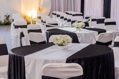 Foto de Decoración del lugar de recepción de la boda en el interior con una ordenada disposición de mesas y sillas - Imagen libre de derechos