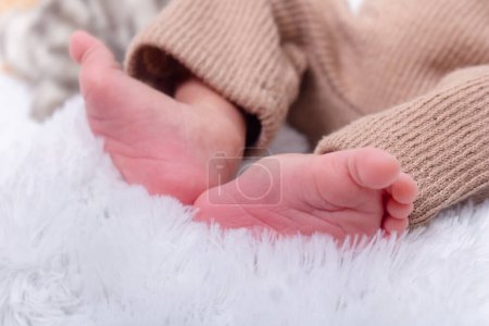 Fuß des neugeborenen Babys. Nahaufnahme der Füße eines neugeborenen hispanischen Mädchens. Neugeborenes Baby.