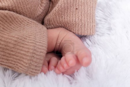 Foto de Pie de bebé recién nacido. Primer plano de los pies de una niña hispana recién nacida. bebé recién nacido. - Imagen libre de derechos