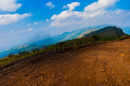 Téléchargez les photos : Rugged Mountaintop road at Chikmagalur hills, Karnataka, Inde. - en image libre de droit