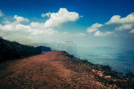Téléchargez les photos : Rugged Mountaintop road at Chikmagalur hills, Karnataka, Inde - en image libre de droit